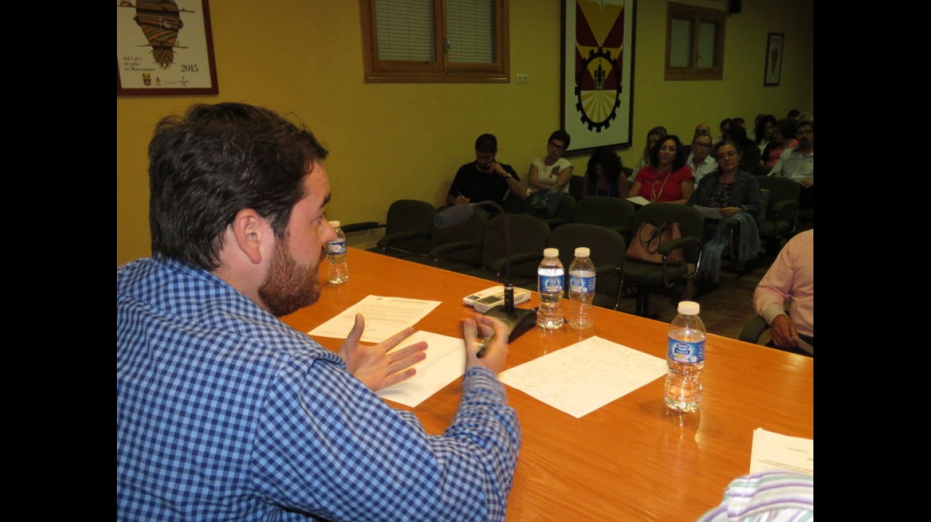 Pablo Camacho durante la reunión con los comerciantes