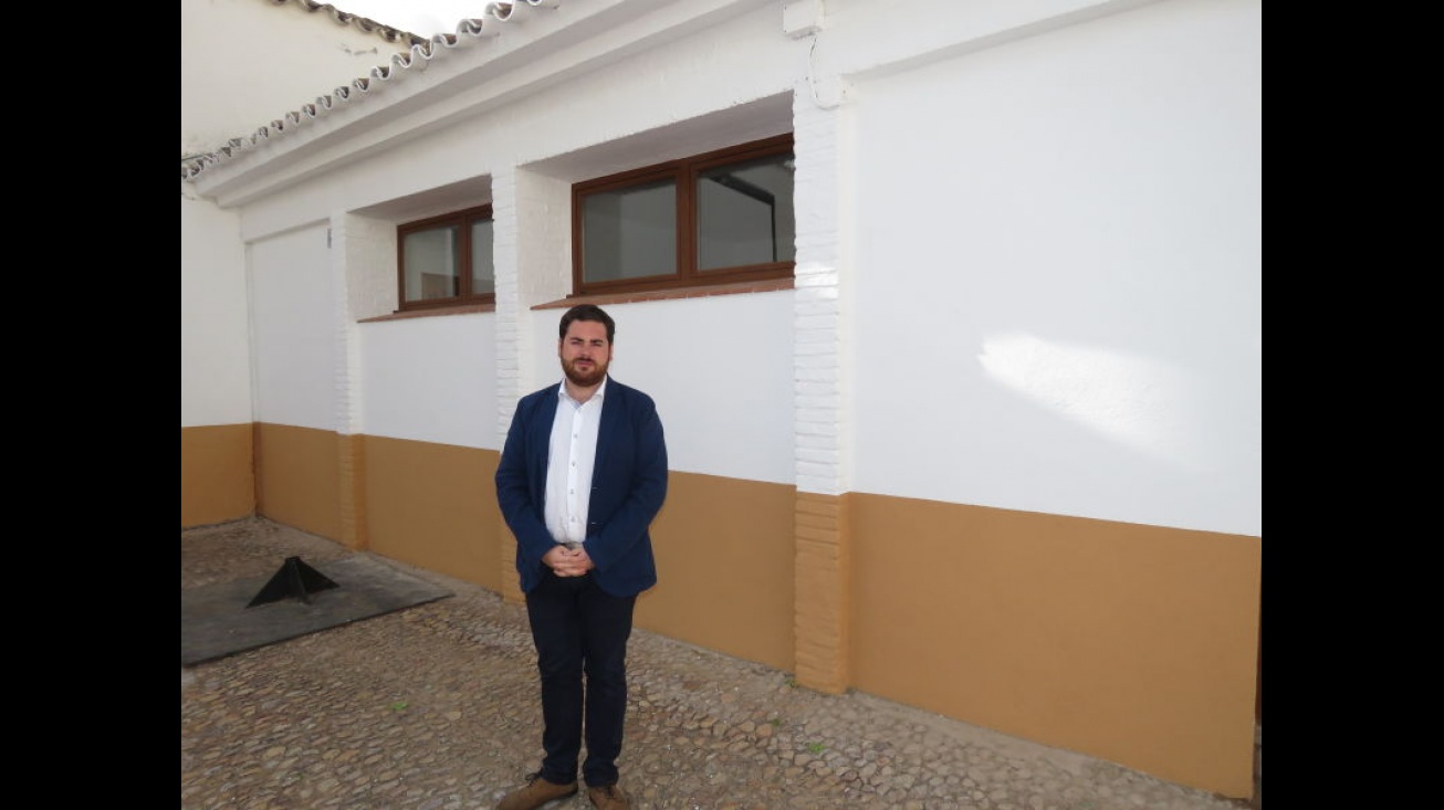 Pablo Camacho junto al aula de restauración que ha sido rehabilitada