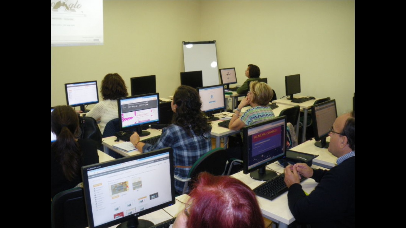 Taller de blogs en el aula del Centro de la Mujer