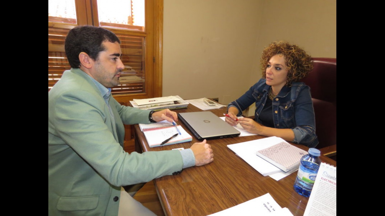 Beatriz Labián y el representante de Almida durante su reunión