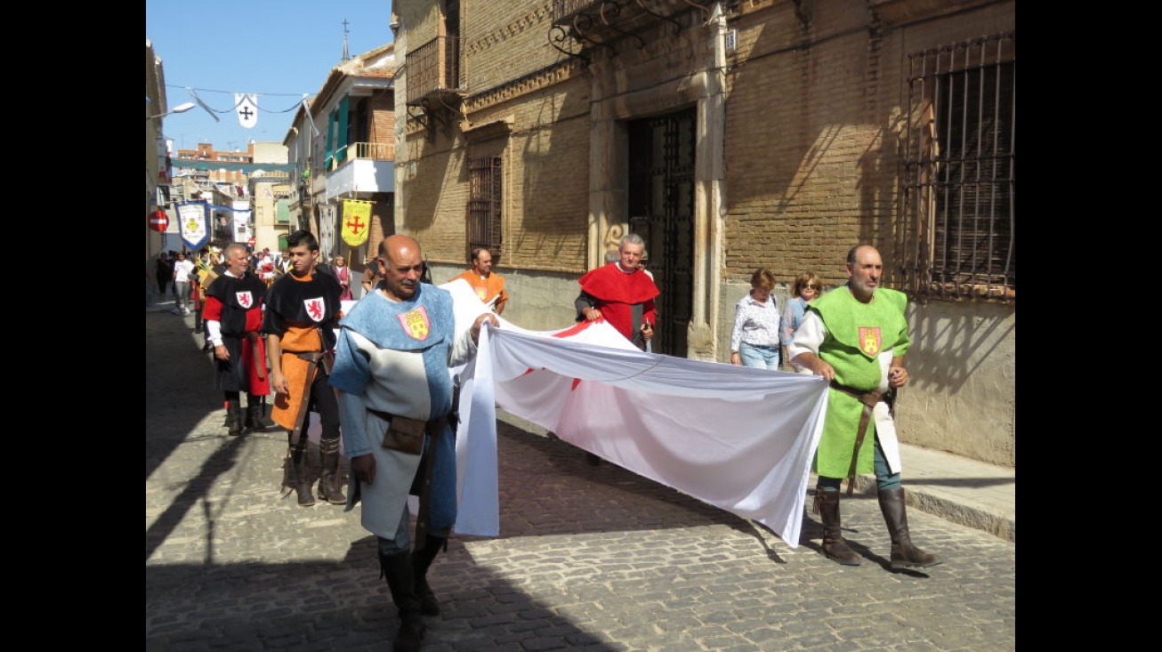 La bandera de la Orden de Calatrava, en el desfile previo a su izado en el castillo