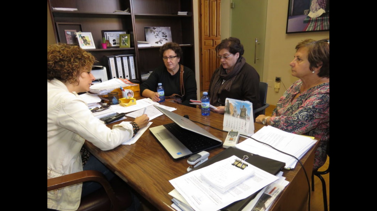 Labián, durante la reunión de coordinación con representantes de la Asociación de Amas de Casa de Manzanares