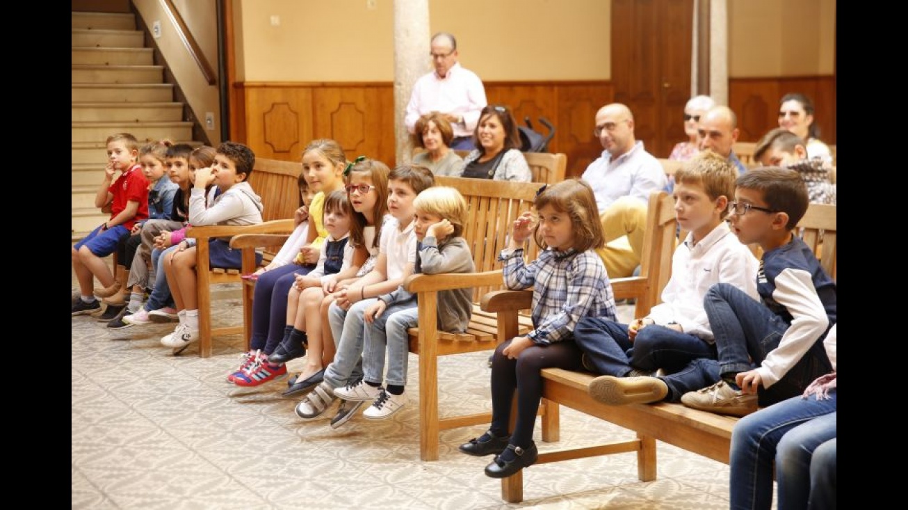 Público en un cuenta cuentos infantil de Lazarillo TCE