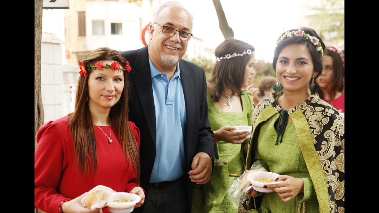 El alcalde junto a la zagala y zagalillas, en la comida medieval