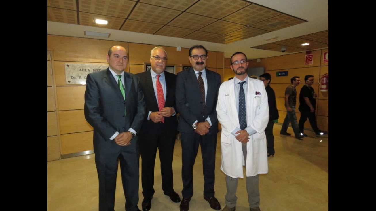 De izquierda a derecha: el director provincial de Sanidad, el alcalde de Manzanares, el consejero de Sanidad y el nuevo Gerente del Hospital