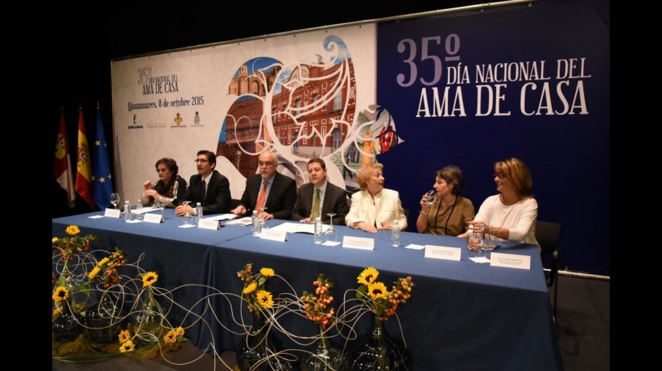 Mesa de autoridades en la celebración del día internacional de las amas de casa