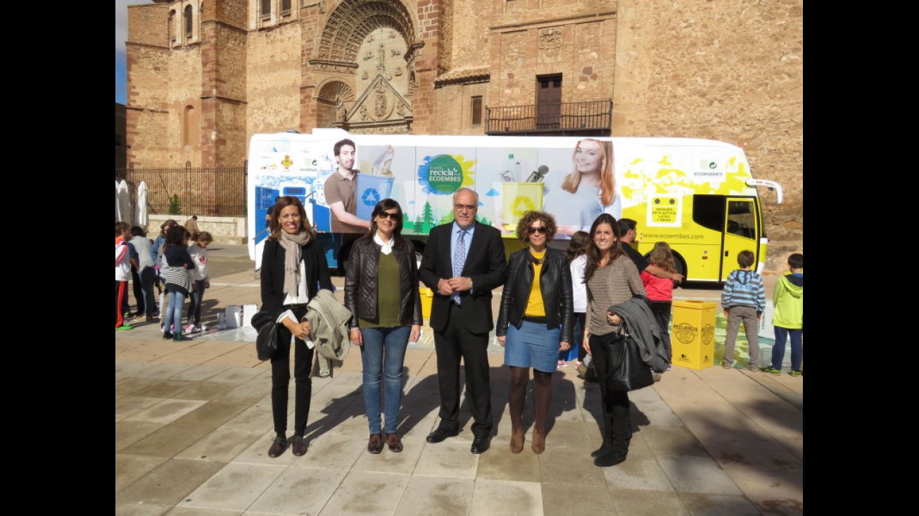 Representante municipales y de Ecoembes ante el bus del reto "Reciclaplus"