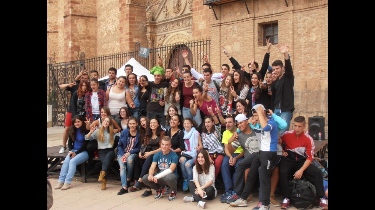 Jóvenes armenios y manzanareños tras el festival "Callejeando" en la plaza de la Constitución