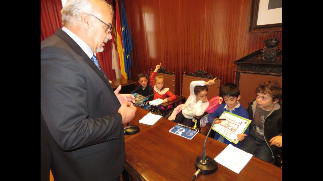 El alumnado entregó un libro con sus dibujos al alcalde