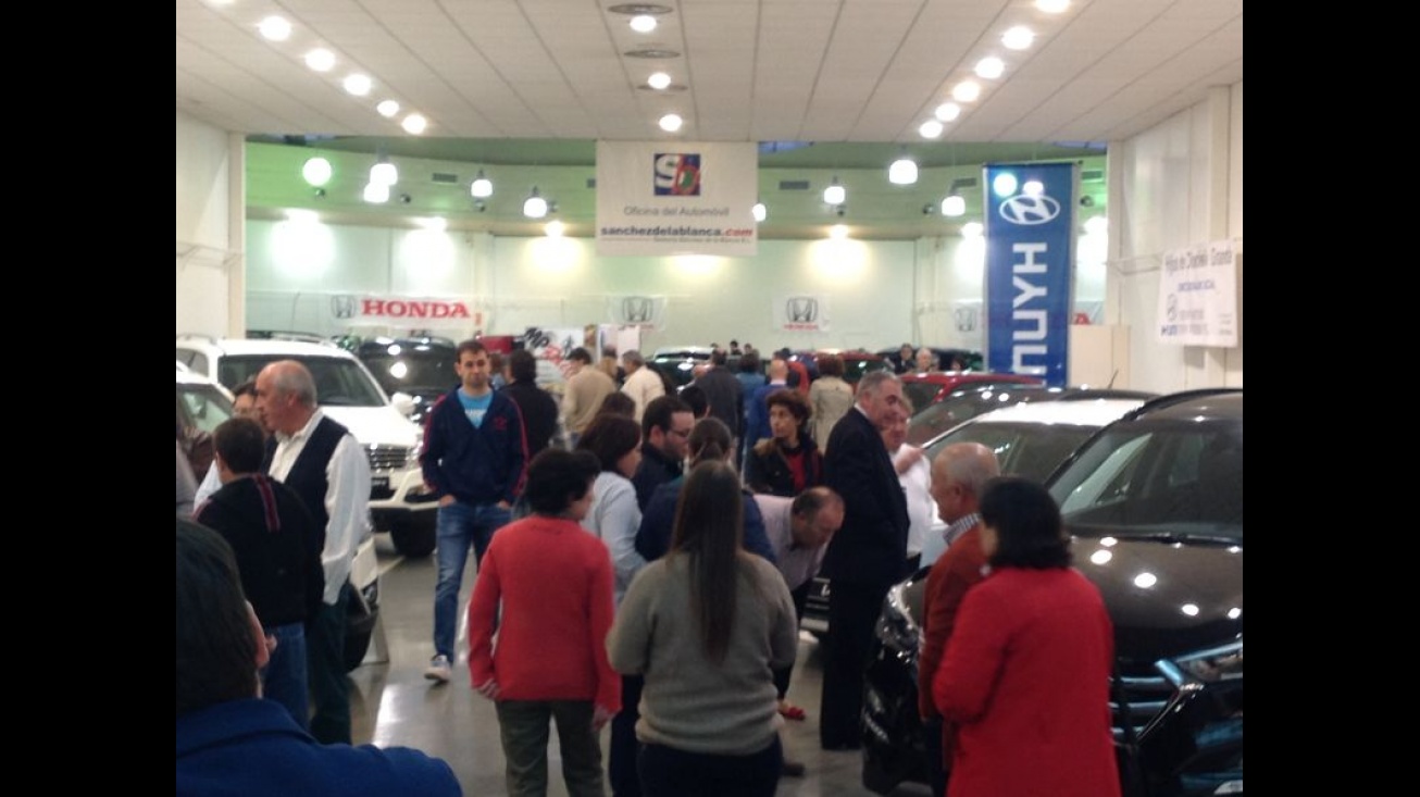 Visitantes en el V Salón del Automóvil