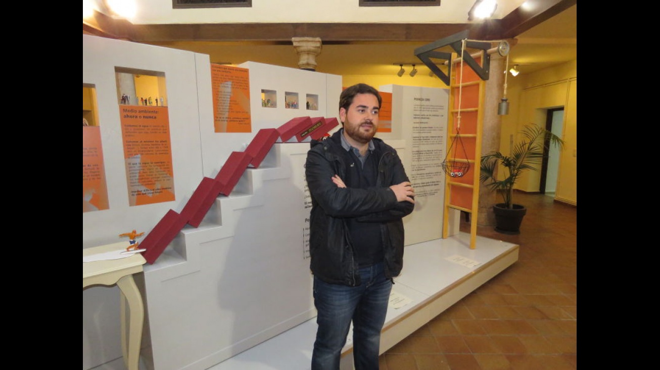 Pablo Camacho, concejal de Cooperación al Desarrollo, en la inauguración de la exposición