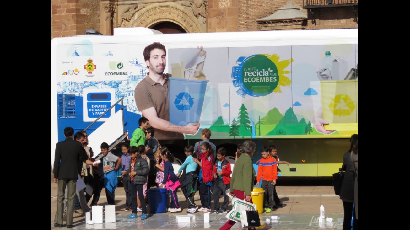 Escolares junto a la unidad móvil de la campaña en la plaza de la Constitución