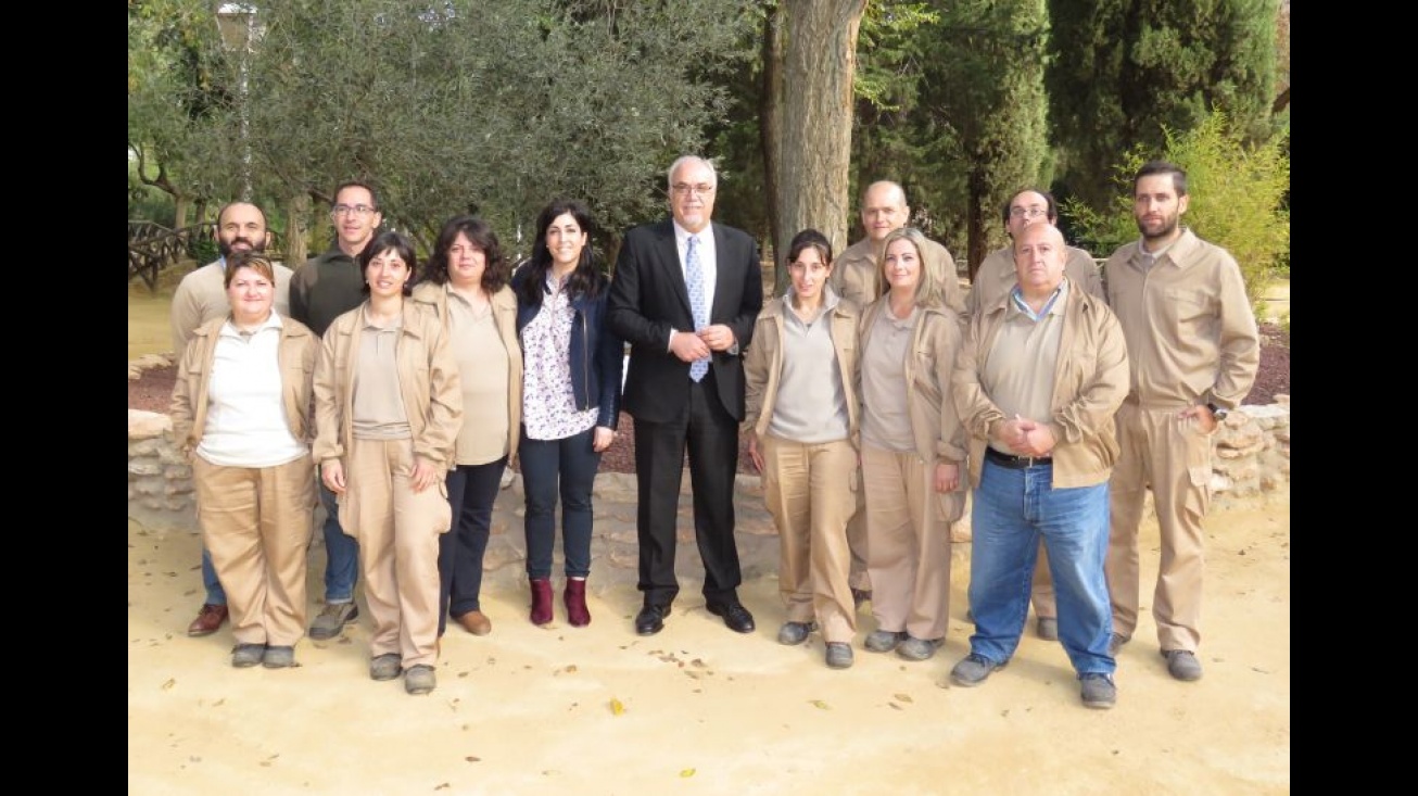 Alumnado, monitores y autoridades, tras la clausura del taller de empleo