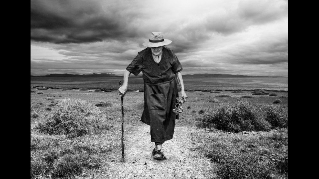 "Anciana", foto ganadora del primer premio del X Premio Manzanares de Fotografía