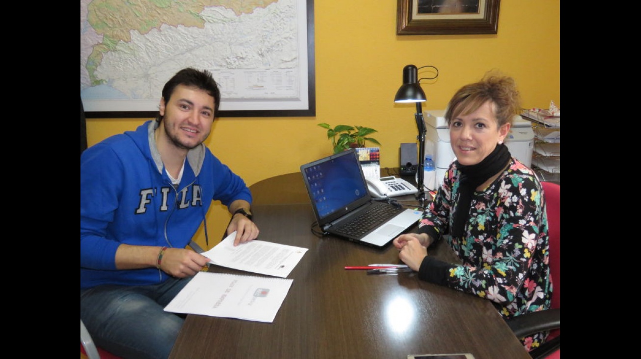 Mario Cervantes y Silvia Cebrián en la firma del convenio