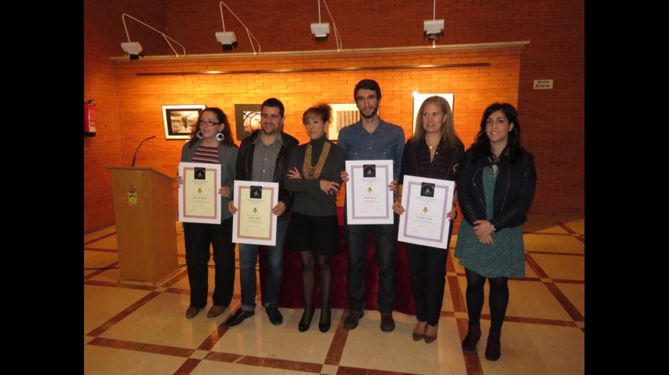 Autoridades con los ganadores o familiares de éstos que recogieron sus premios