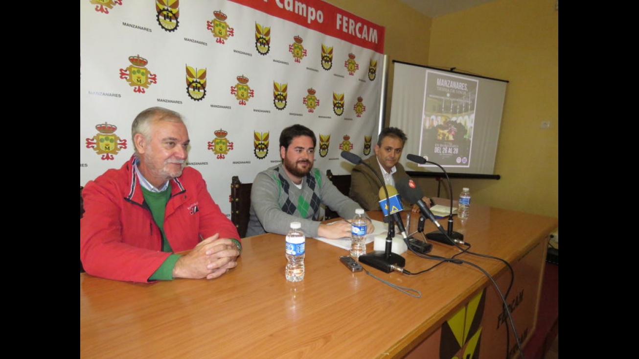 Nicolás Mata, Pablo Camacho y Javier Núñez-Barranco, en la presentación de "Manzanares, tierra de vinos"