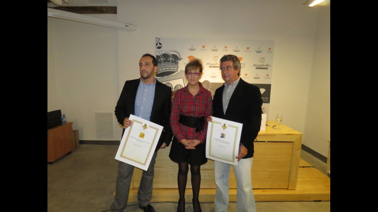 La concejala de Cultura, Silvia Cebrián, junto a los ganadores de relato corto (izquierda) y de poesía (derecha)