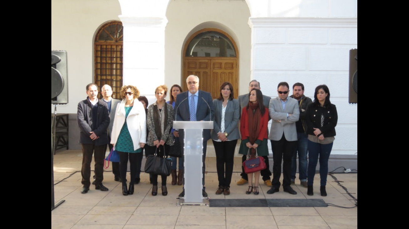 Miembros de la Corporación y la Directora Provincial de Bienestar Social, durante la lectura del comunicado