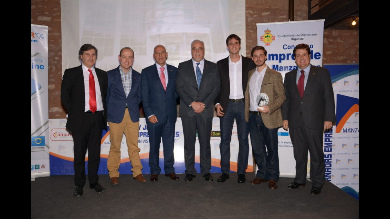 Los promotores de Hedonic Brain junto al alcalde y representantes de Globalcaja, patrocinadores del premio