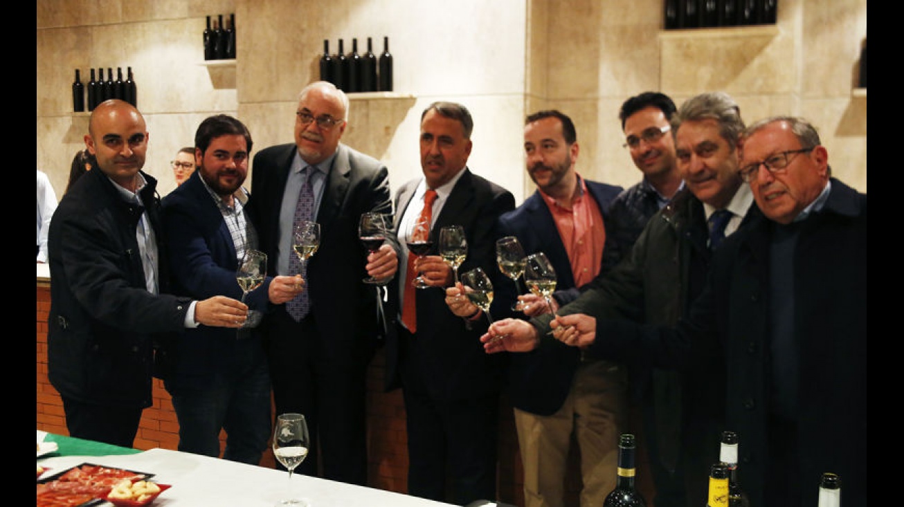 El alcalde Julián Nieva, junto a representantes de las bodegas de Manzanares y el presidente de la DO La Mancha