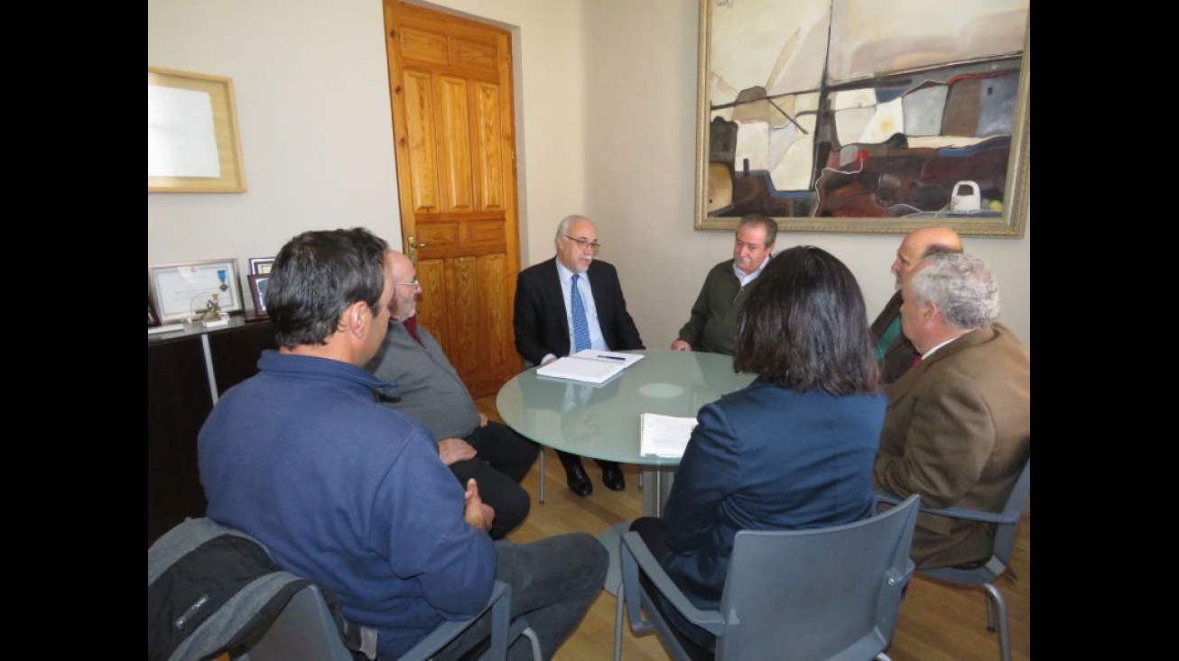 Reunión del alcalde de Manzanares con la Comunidad de Regantes del Acuífero 23