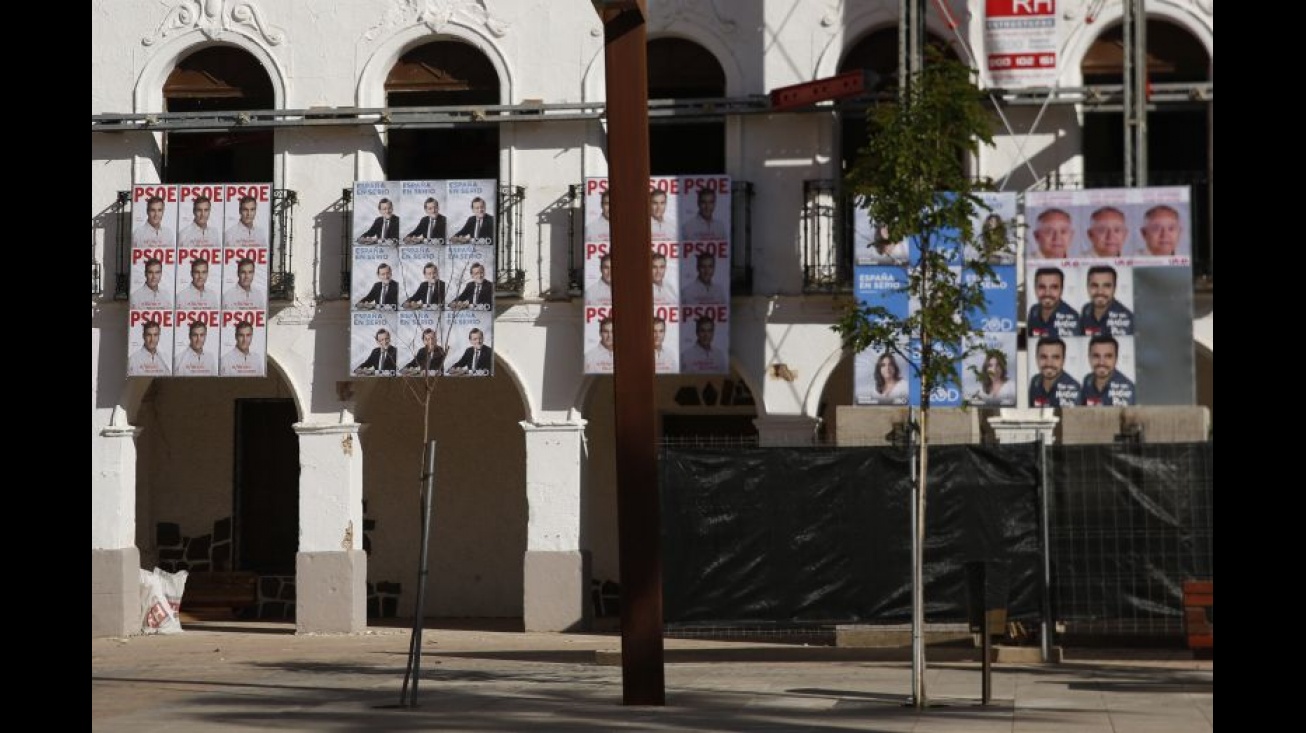 Cartelería de la campaña electoral en la Plaza de la Constitución