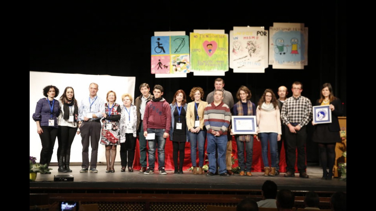 Miembros del Consejo Municipal de la Discapacidad con los premiados por el día internacional