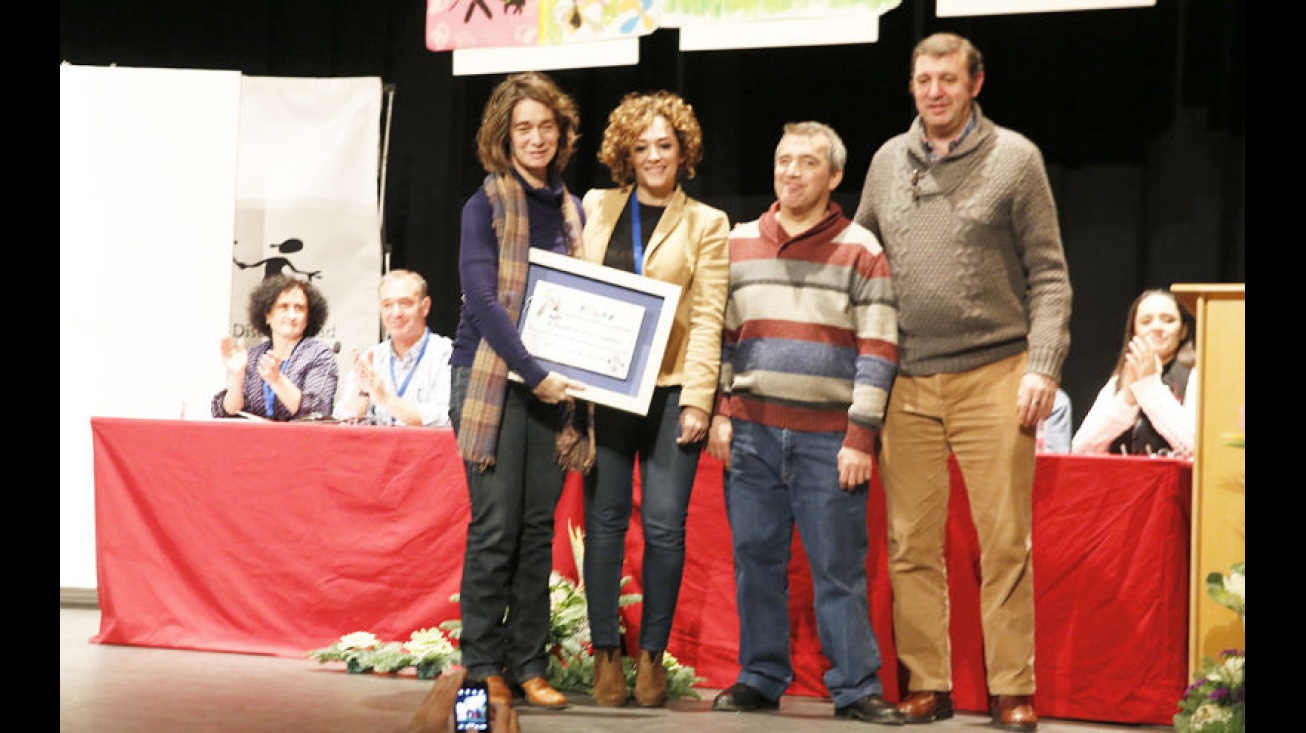 Beatriz Labián entregó el reconocimiento a Visitación Adán