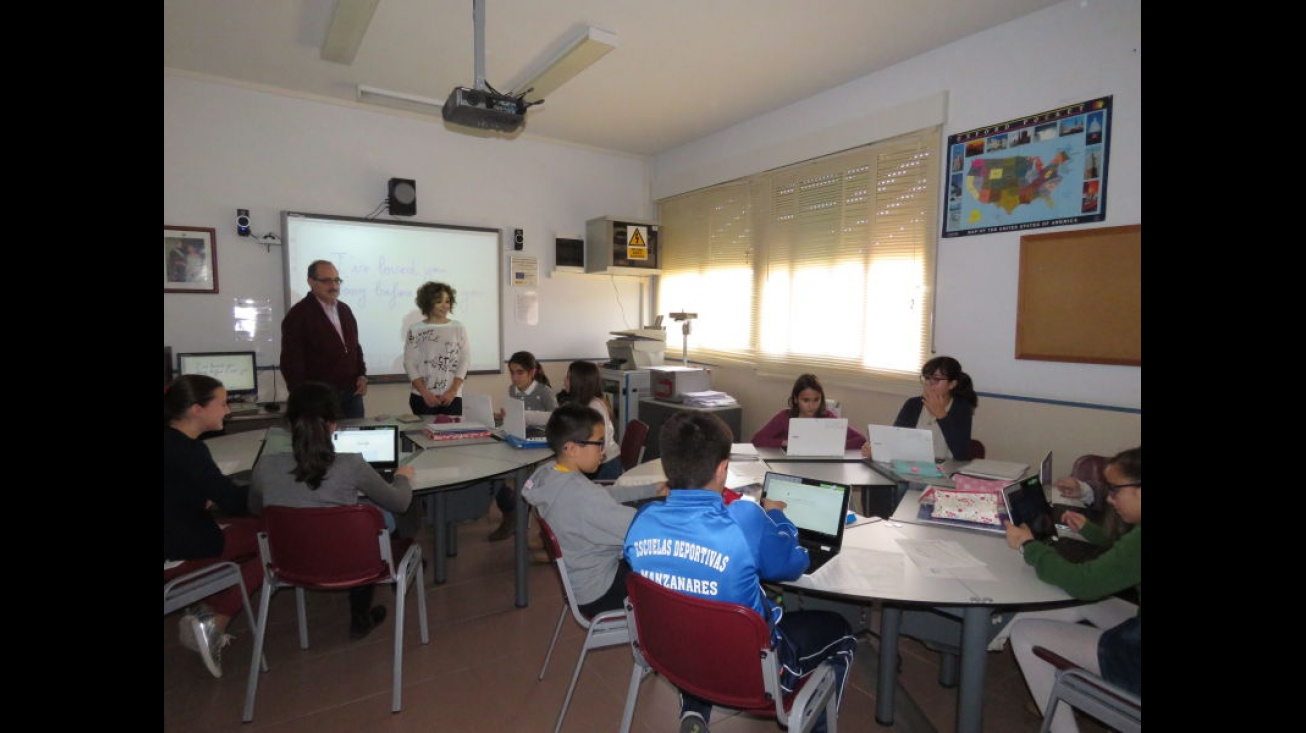 Director y Concejal en el aula Altia con los nuevos ordenadores