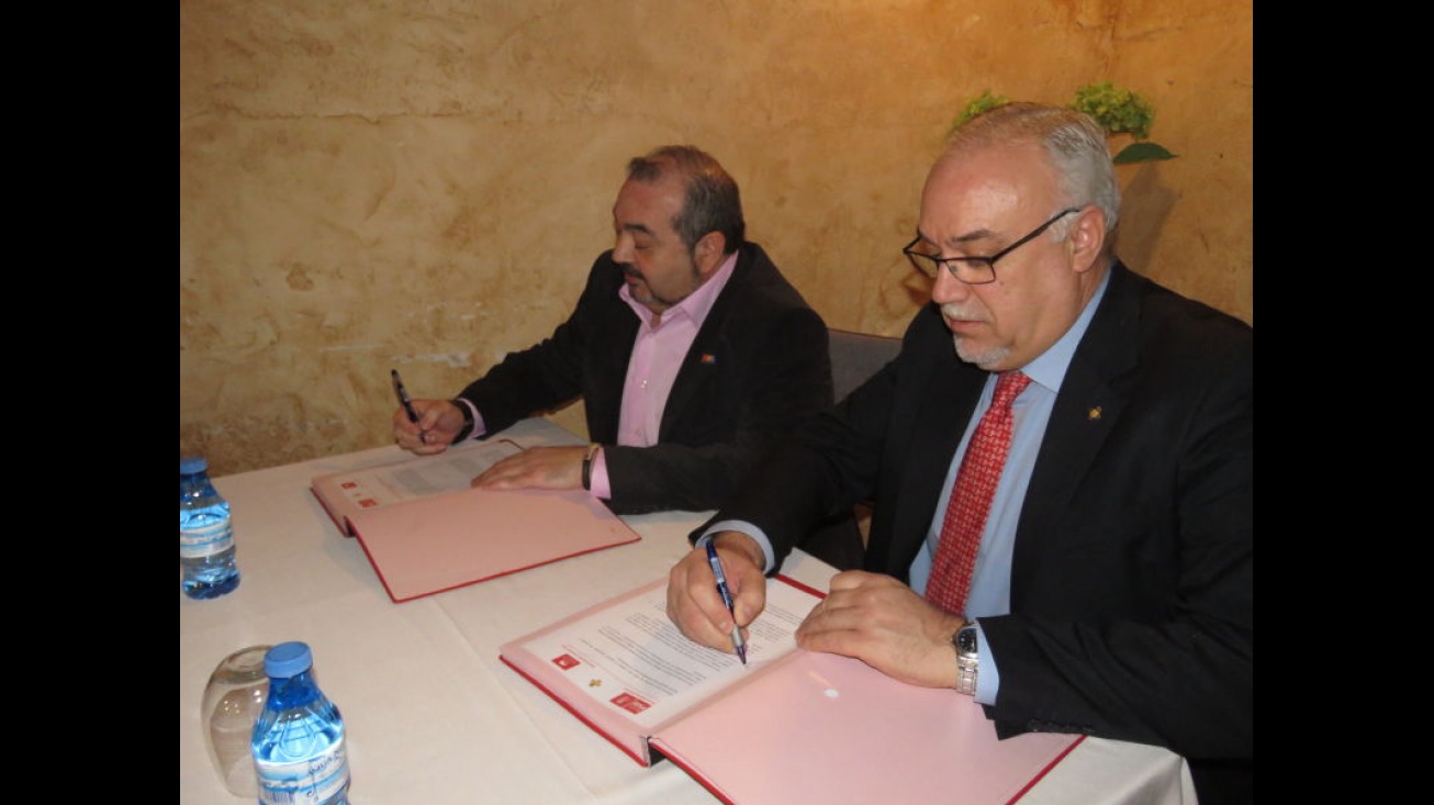 Momento de la firma del pacto de gobierno entre Miguel Ramírez (izquierda) y Julián Nieva (a la derecha)