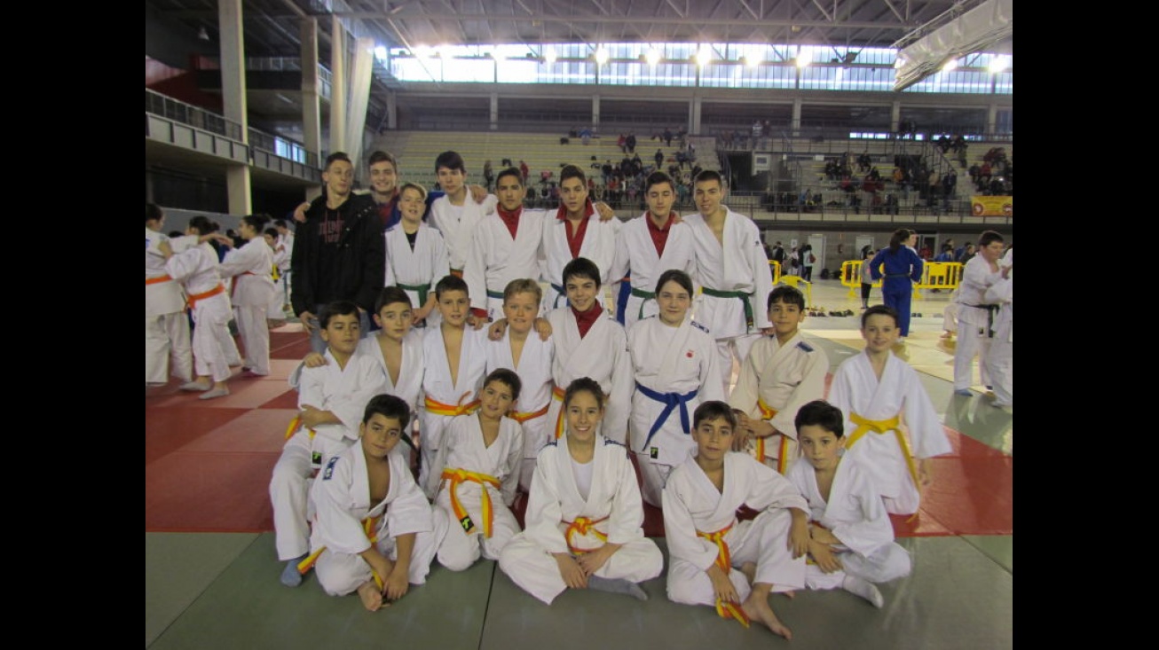 Competidores de la Escuela de Judo en la fase de deporte escolar