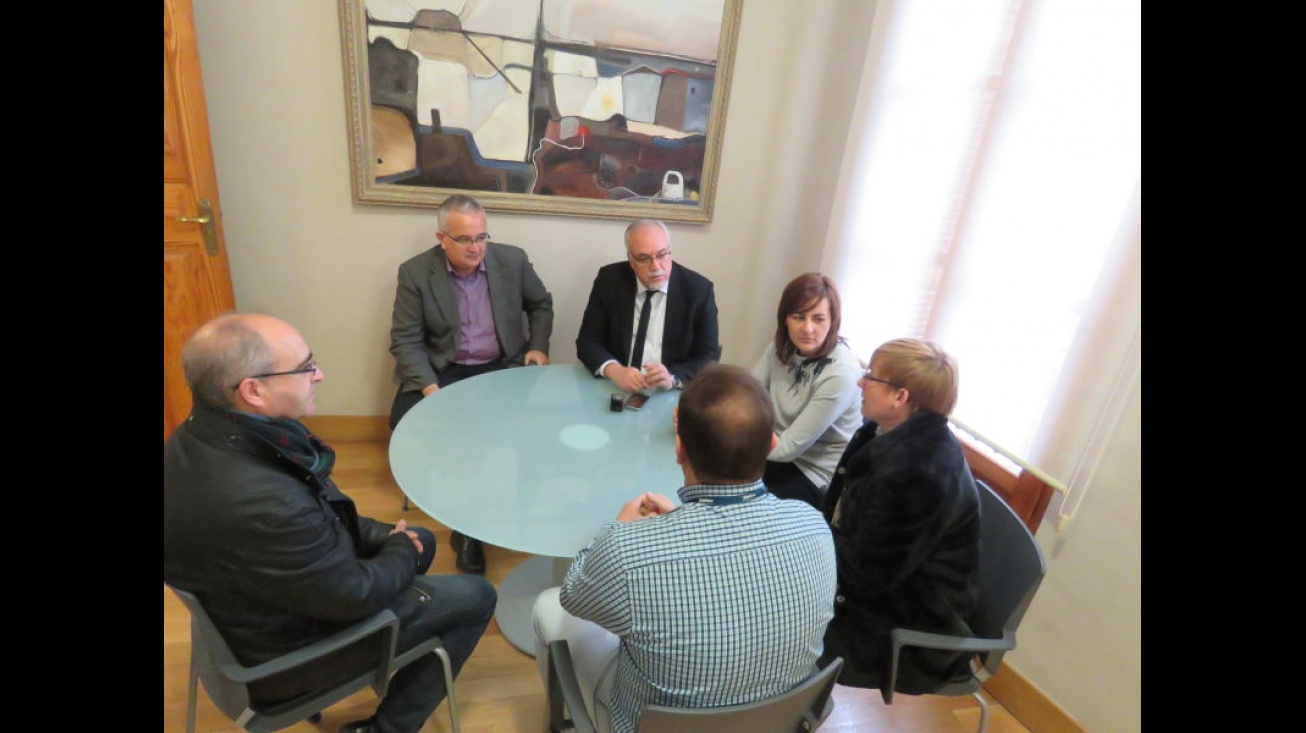 Alcalde, Julian Nieva; Concejal, Isabel Díaz-Benito en la reunión con representantes de la empresa