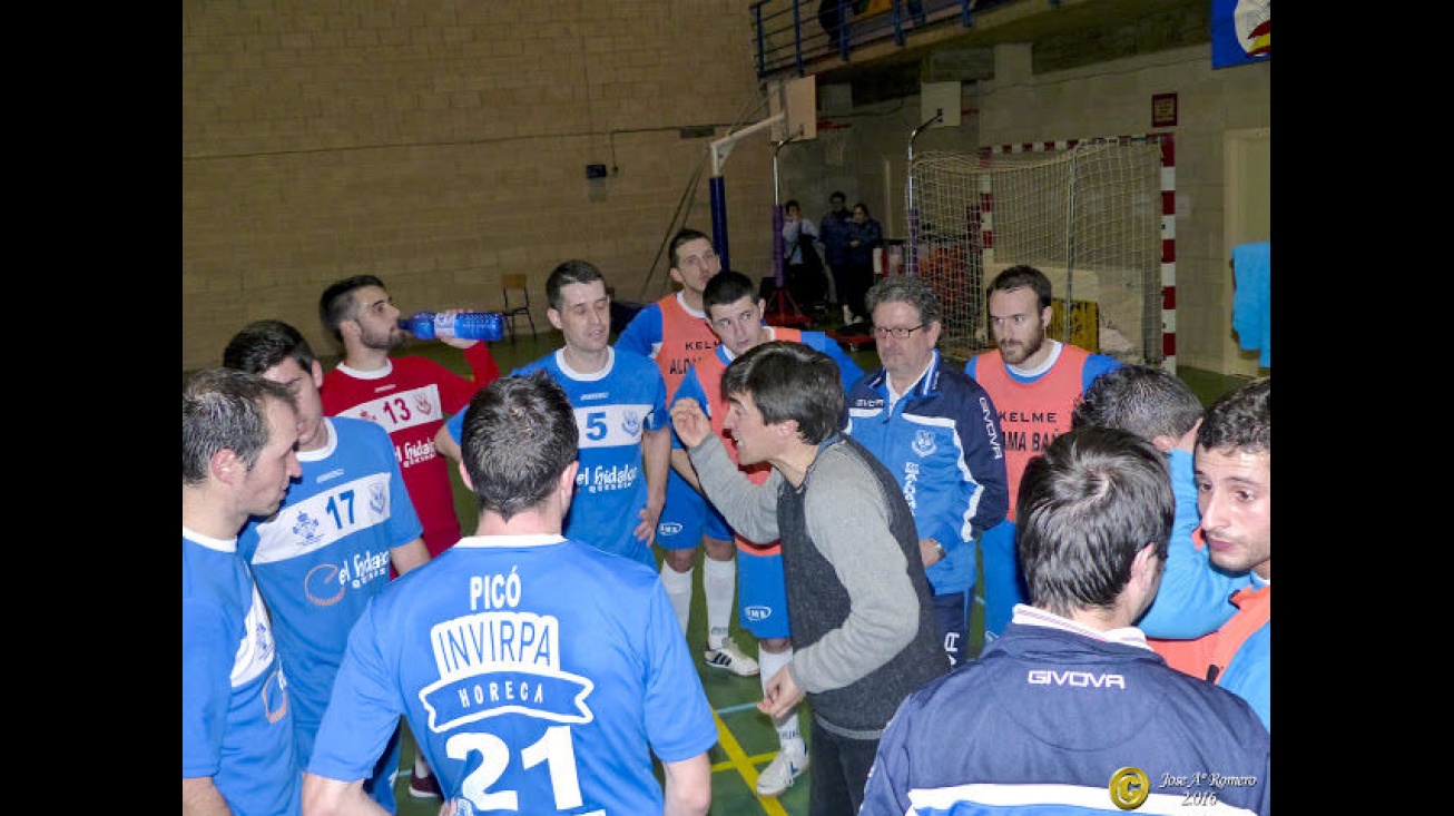 Juanlu da instrucciones a su equipo ante el Pilaristas. Foto: Manzanares en Imágenes