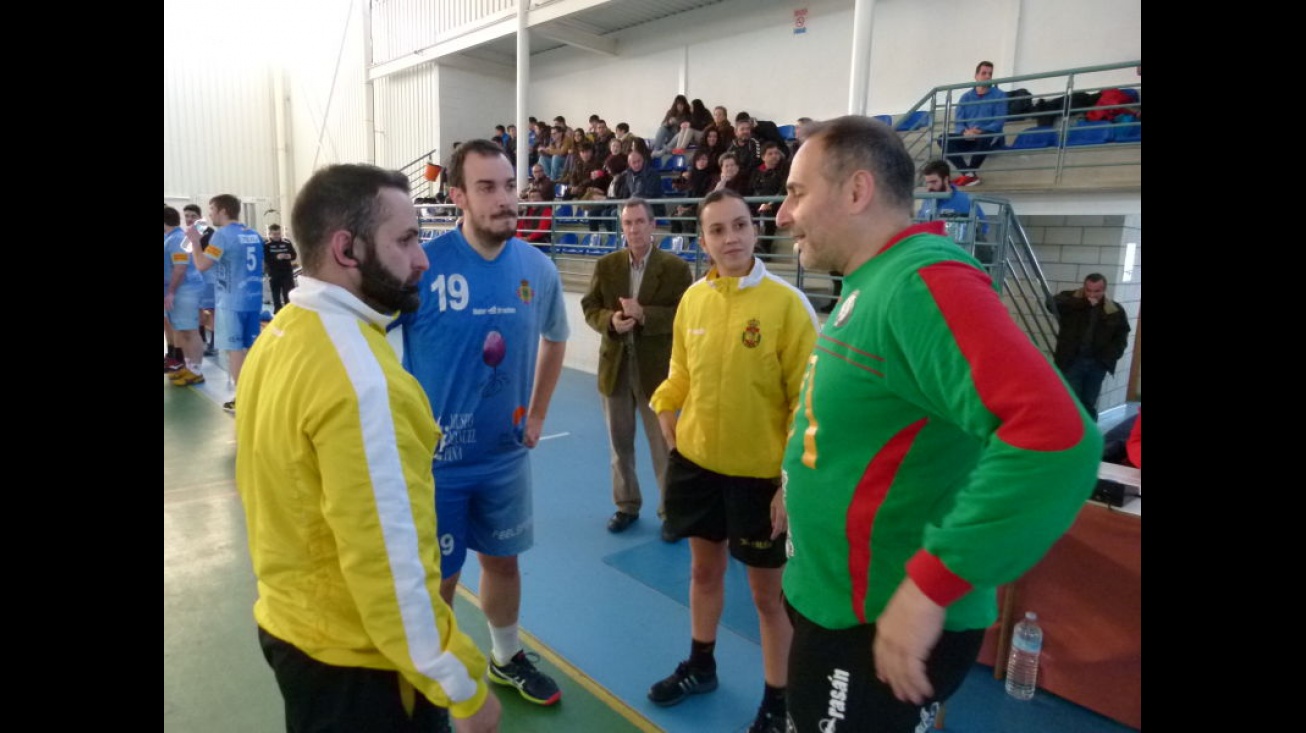 Moncho Peco, capital del BM Manzanares, junto a la pareja arbitral y al portero tinerfeño