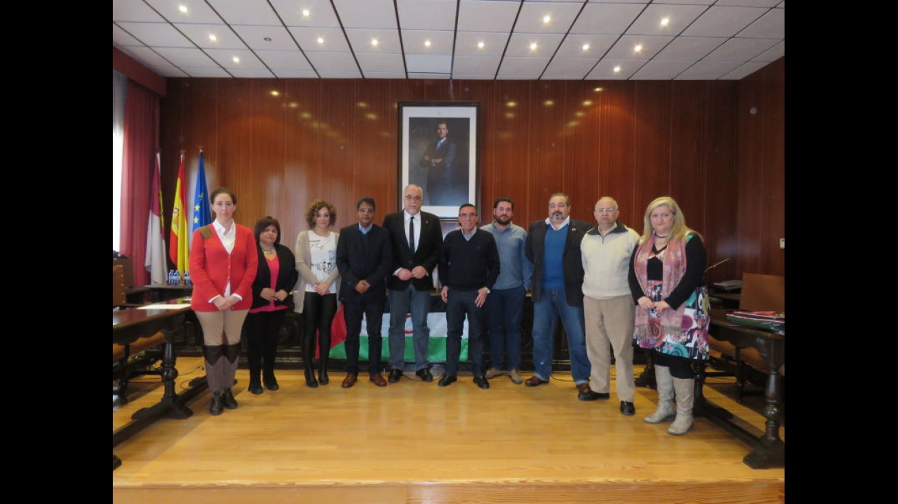 Representantes de todos los grupos políticos municipales de Manzanares junto al representante de Hausa y al delegado saharaui en Ciudad Real, Abdalahe Ahmed