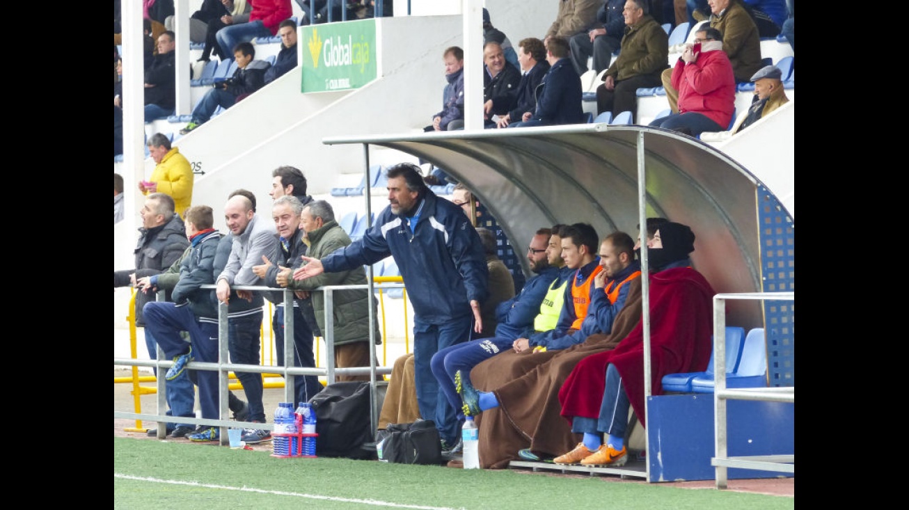 Guillermo Alcázar da instrucciones en el partido ante el Almansa. Foto: José A. Romero.