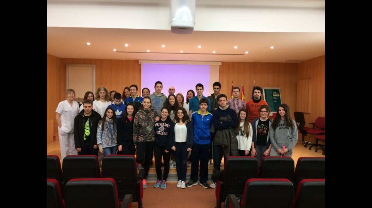 Alumnos del IES Azuer en la visita al Hospital de Manzanares