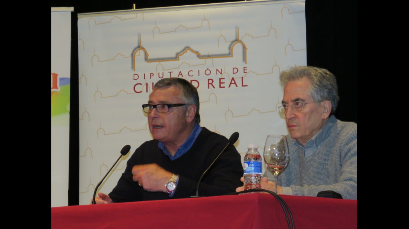 Robinson, junto a Román Orozco, durante su conferencia en la Escuela de Ciudadanos