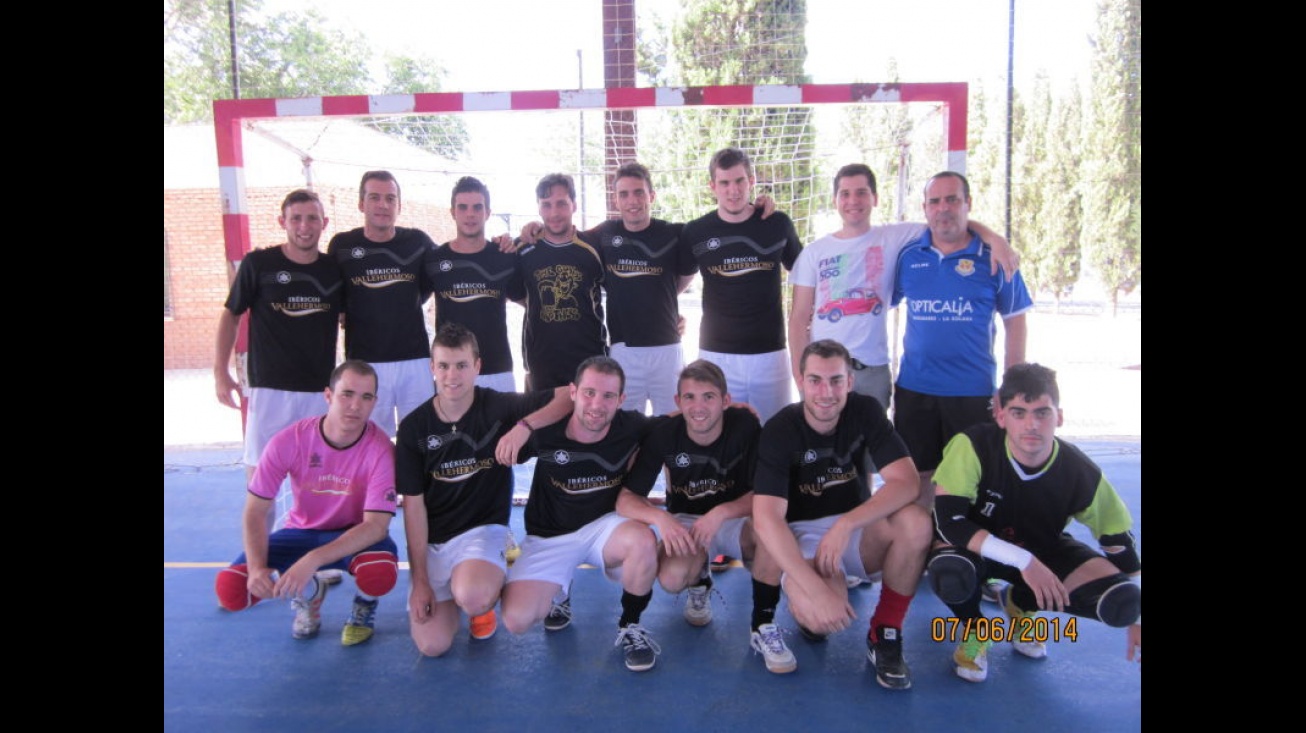 Equipo Seimprejamón.com en foto de archivo (2014), cuando se proclamó campeón de liga de fútbol sala