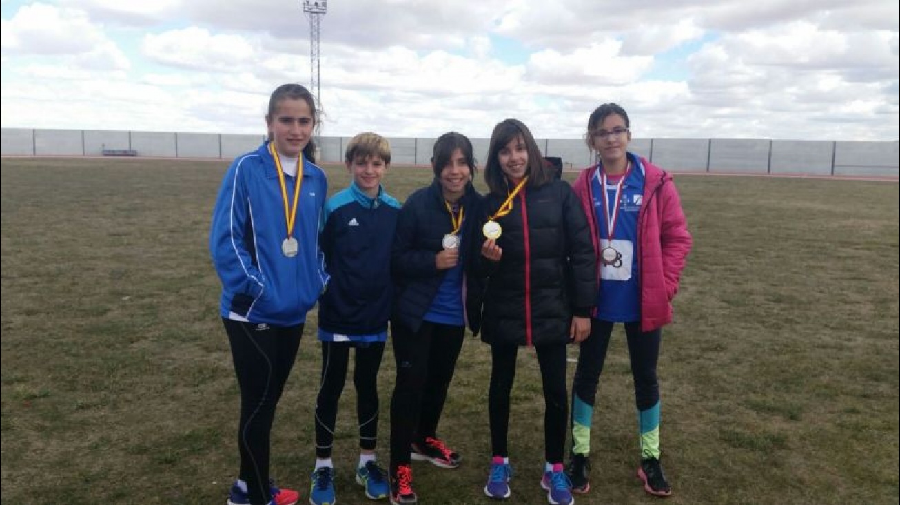 Medallistas de la Escuela Municipal de Atletismo tras la jornada provincial disputada en Manzanares