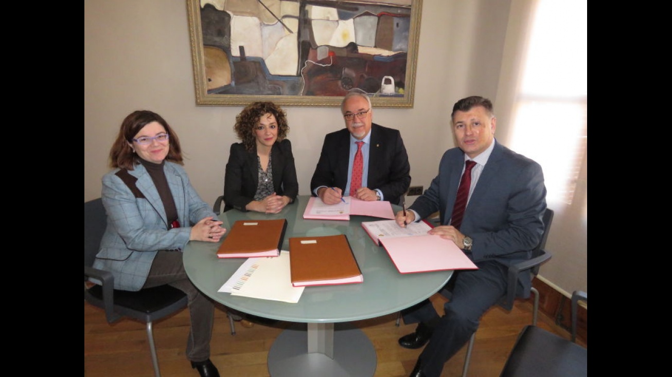 Momento de la firma del convenio en el ayuntamiento de Manzanares