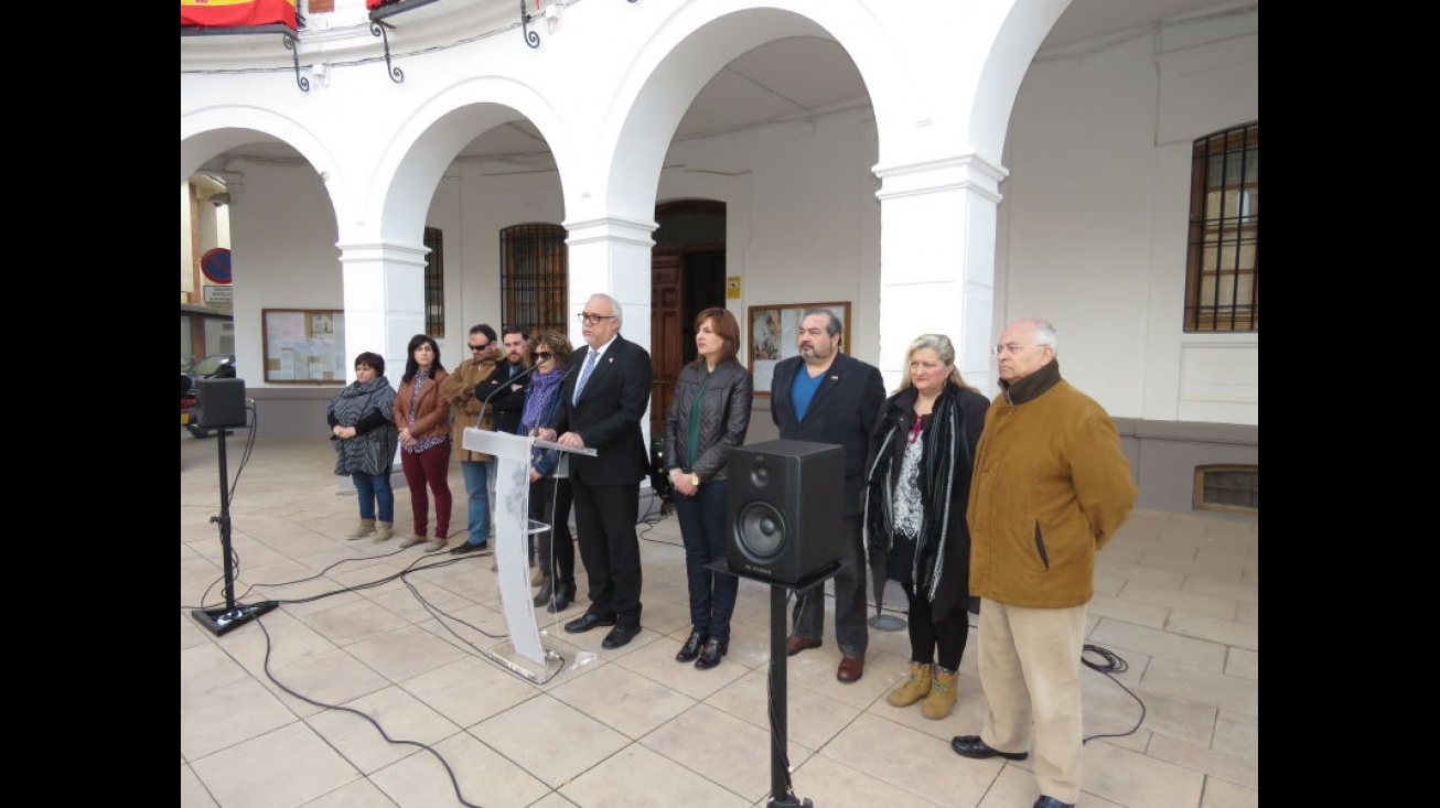 Julián Nieva con miembros de la corporación municipal