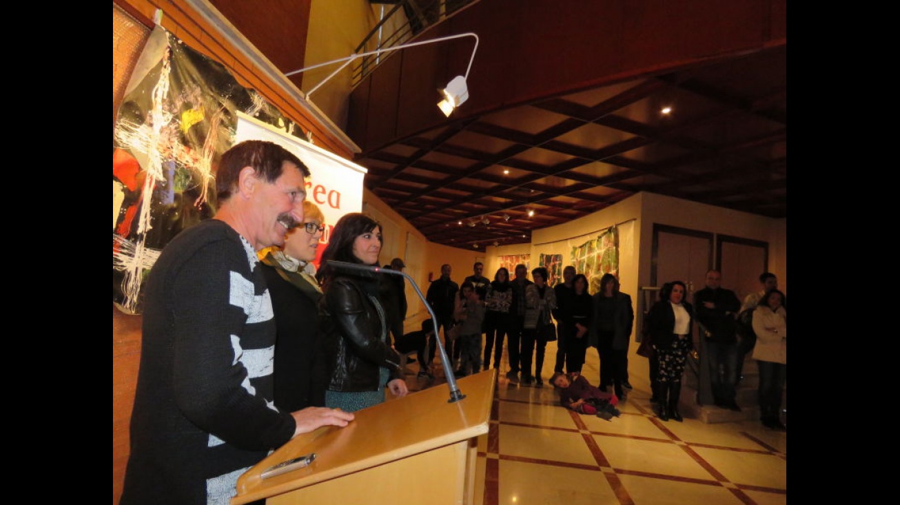 Blas Sánchez, durante la inauguración, junto a las concejalas Silvia Cebrián y Gemma de la Fuente