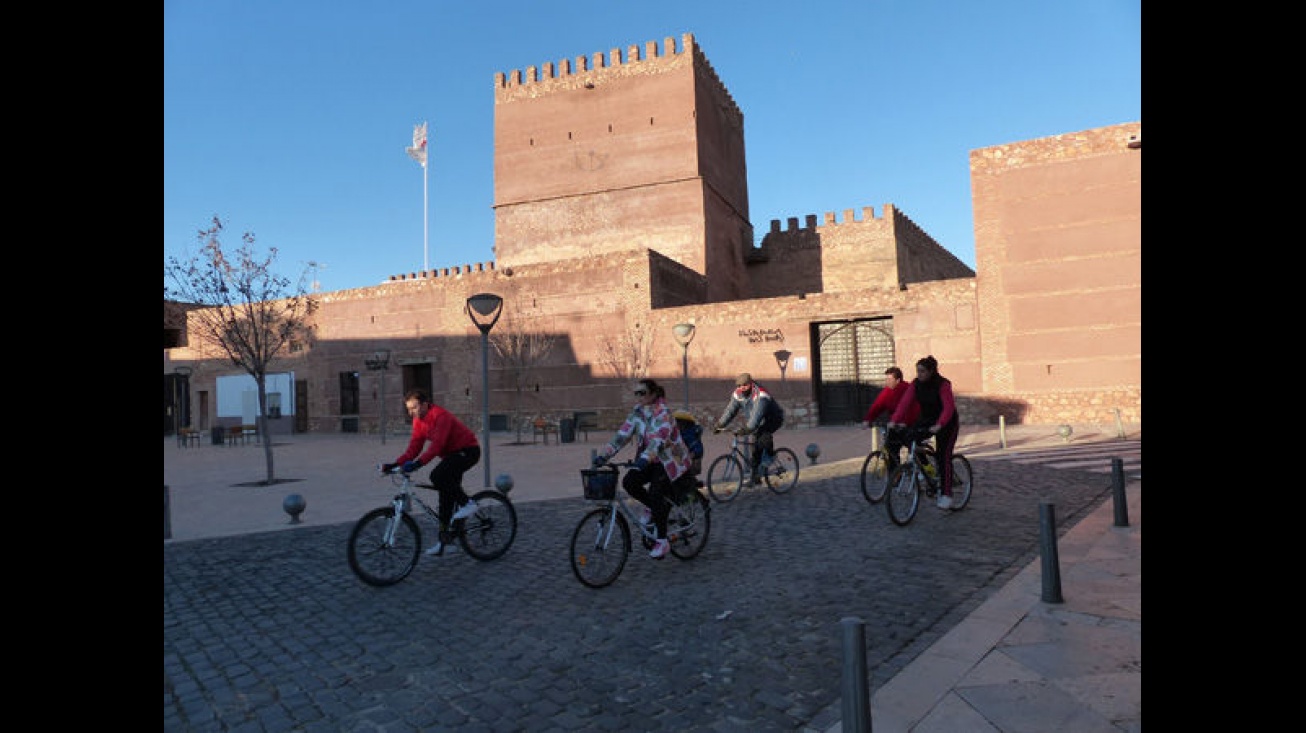 Ciclistas por una de las calles de Manzanares