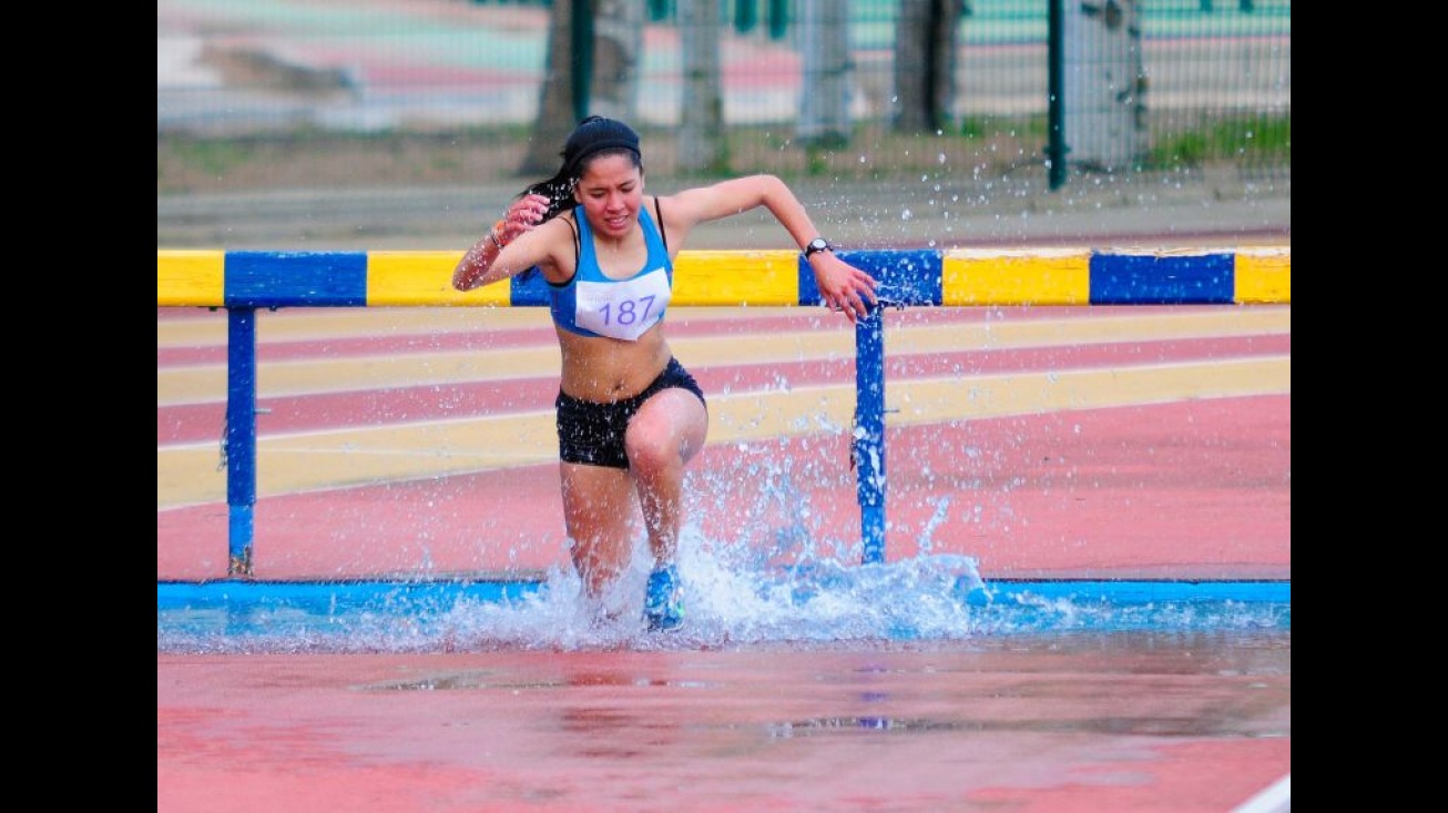 María Arias Fatama supera la ría en los 2.000 obstáculos, donde ganó el oro