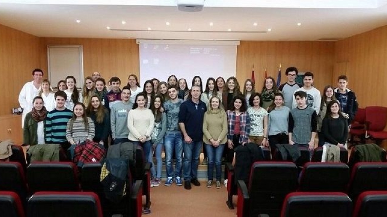 Alumnado de los Institutos en la visita al Hospital