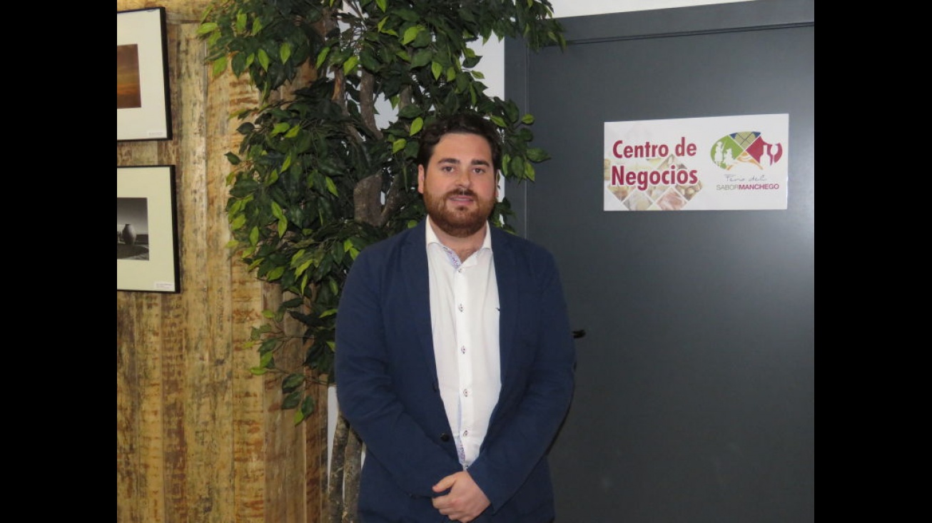 Pablo Camacho, concejal de Ferias Comerciales, ante el centro de negocios de FERSAMA