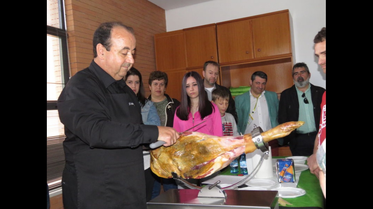 José Naranjo, durante el taller de corte de jamón previo a la cata de este producto