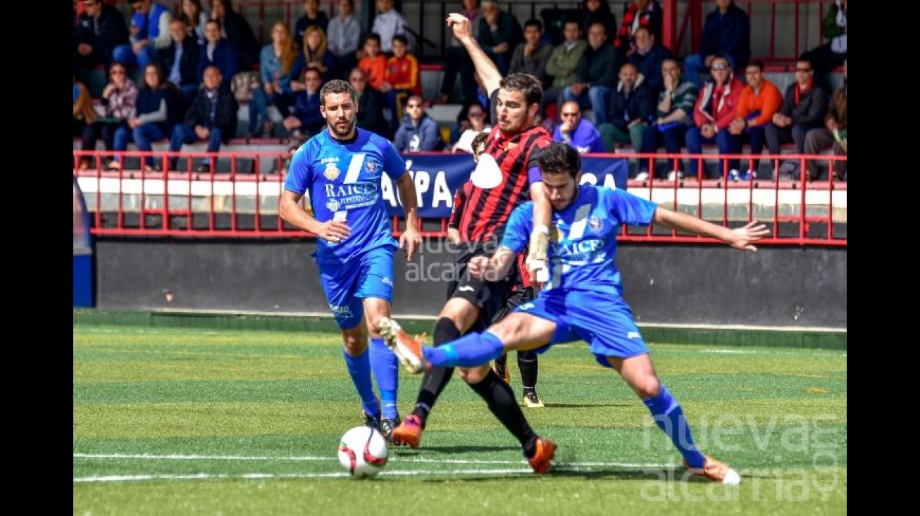 Juli y Saavedra ante un jugador del Azuqueca. Foto: nuevaalcarria.com